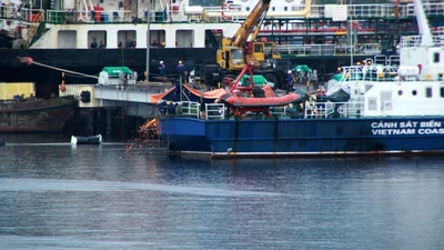 Chùm ảnh: Tàu Cảnh sát biển vào sửa chữa sau đụng độ với Trung Quốc